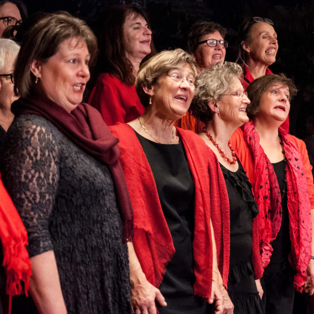 Singende Frauen in rot und schwarz im Kreuzsaal in Solothurn